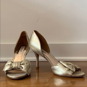 Badgley Mishka champagne peep toe heels with bows